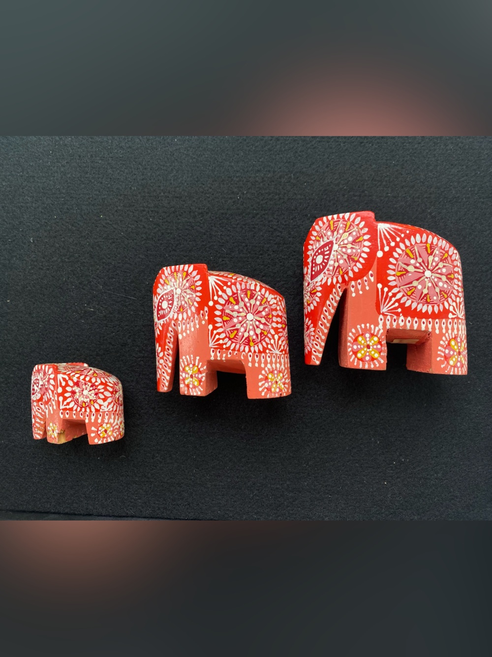 ENA DE SILVA 3 Elephant Family Set - Hand-Painted Folk Art  3”,  2.5”, & 1.5”